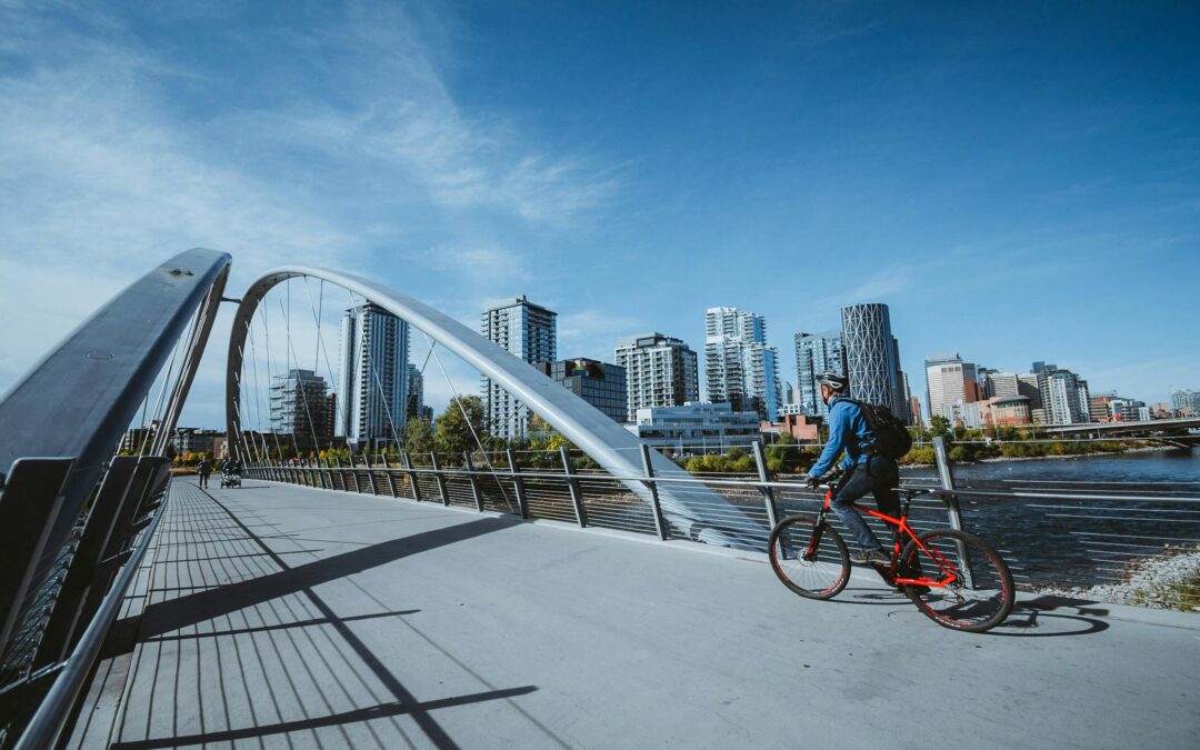 A multimodal bridge with pedestrians and cyclists.
