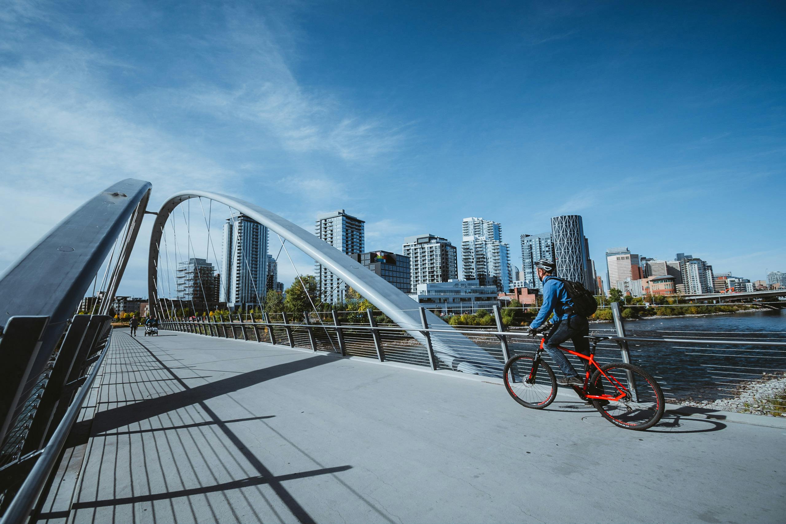 A multimodal bridge with pedestrians and cyclists.