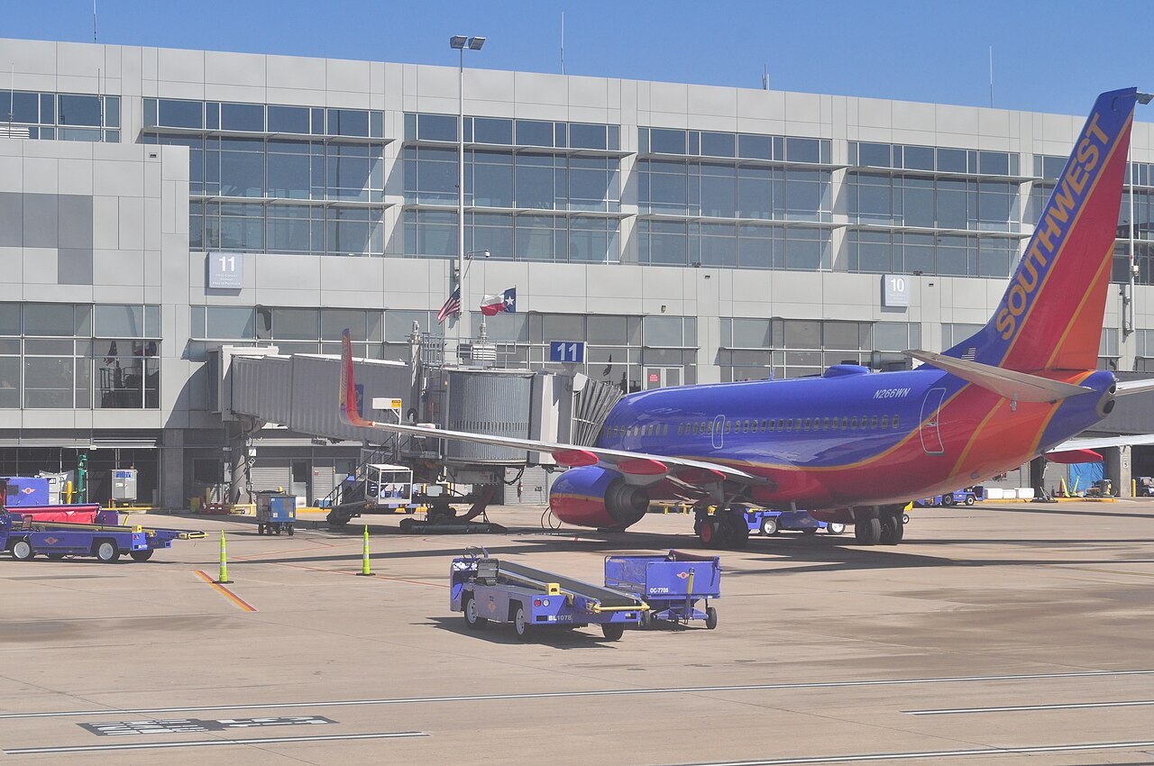 1280px-Austin-Bergstrom_International_Airport_plane_at_gate_01
