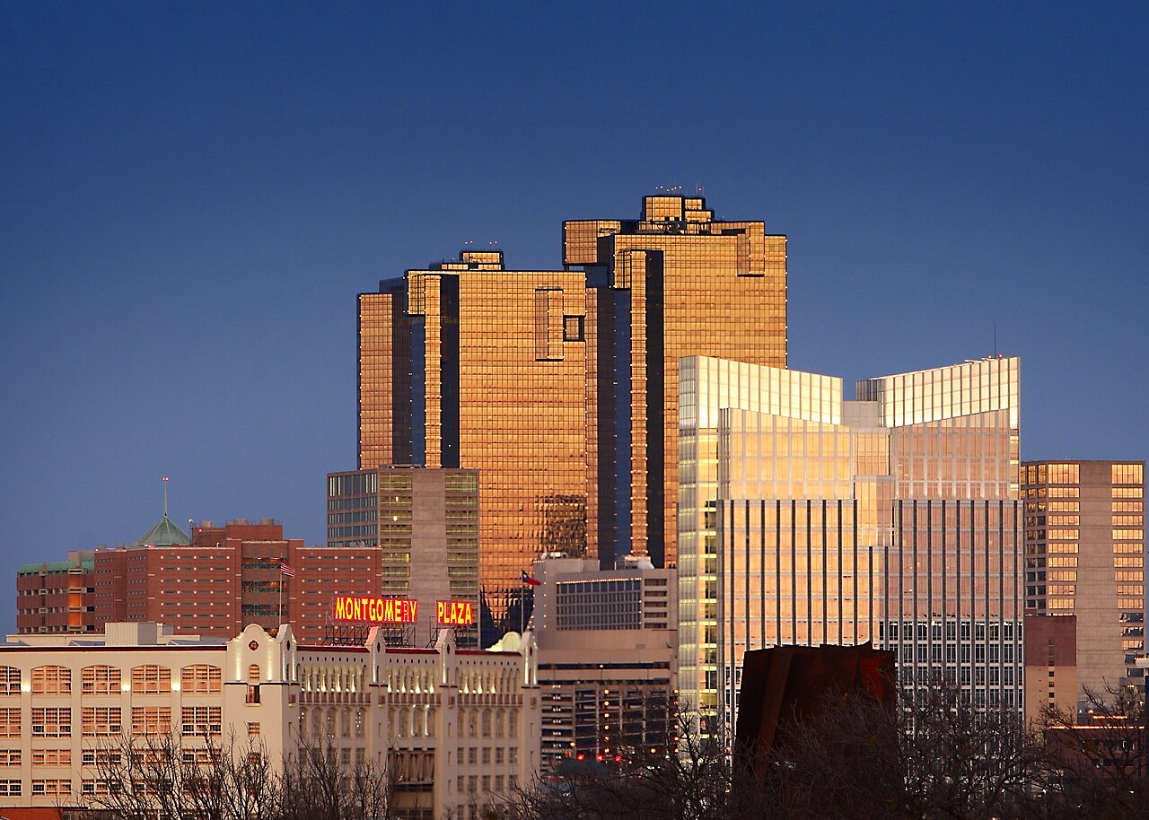 1280px-Fort_Worth_At_Dusk