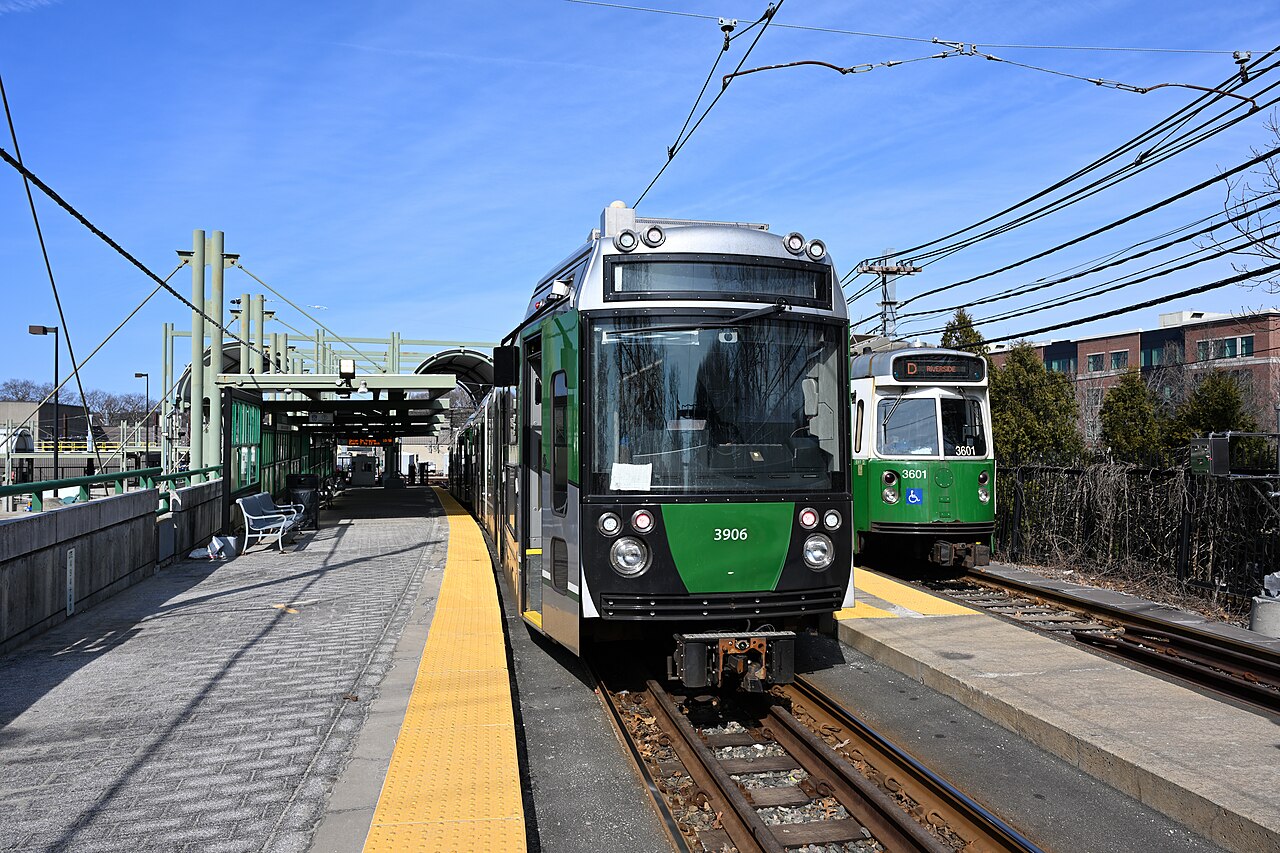 1280px-Trains_at_Riverside_station_March_2025