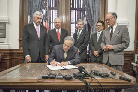 HB40 Sign 05182015 e1496412114463 Gov. Abbott signs House and Senate bills into Texas law