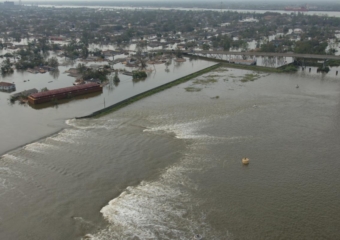 New Orleans levee break Katrina 340x240 Corps recommends $3.2B plan to raise New Orleans levees