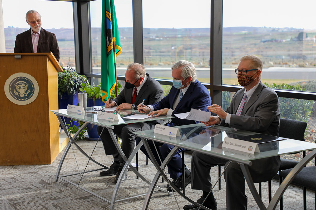 WA-advanced-nuclear-reactor-TEP-SIgning-1A3A0091-Web photo WA advanced nuclear reactor TEP SIgning 1A3A0091 Web Washington utility district enters P3 for advanced nuclear reactor